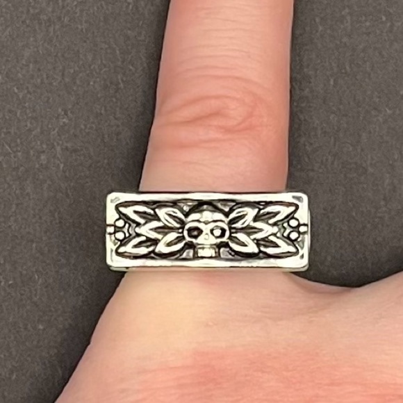 SECRET Compartment Skull Head Ring Size 6 - Picture 3 of 5